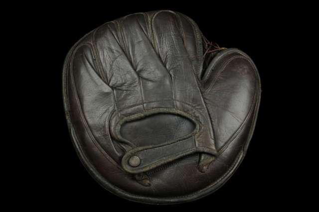c. 1890's William Read & Sons Laced Perimeter Catchers Mitt Back