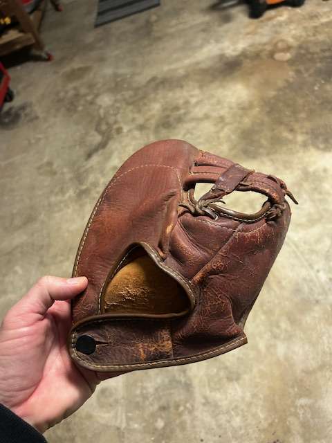 Globe B83 The Hook Basemitt Back