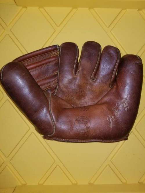 Joe DiMaggio Reach 233 Front