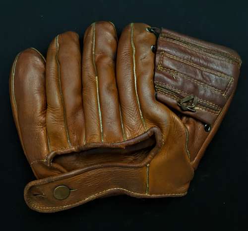 Joe DiMaggio Spalding 133 Back