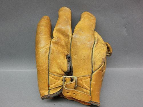 Lou Gehrig F81V Glove Back