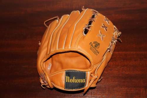 Billy Loes Nokona S585 Back