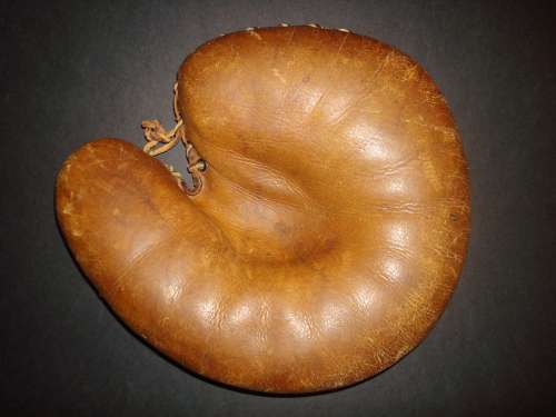 Nokona Buckle Back Catchers Mitt Front