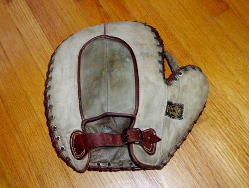 Reach D White Basemitt Back