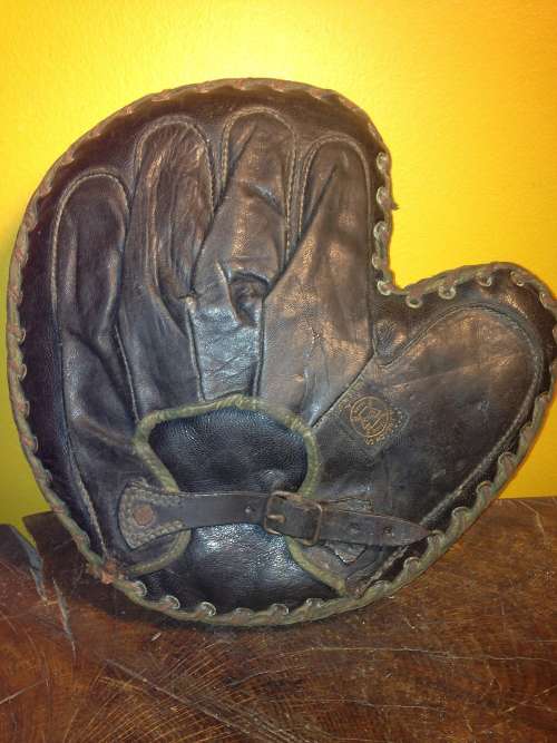 A.J. Reach 150N Catchers Mitt Back