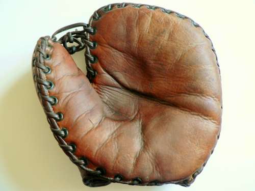 Spalding B2 Basemitt Front