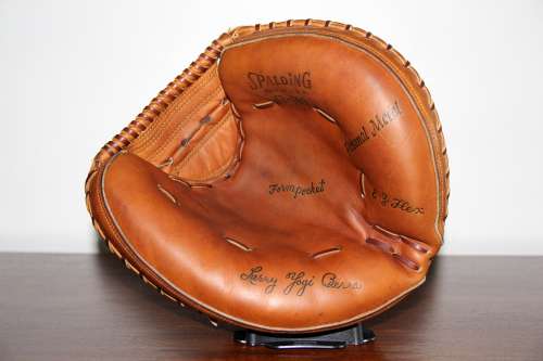 Larry Yogi Berra Spalding 42-709 Personal Model Catchers Mitt Front