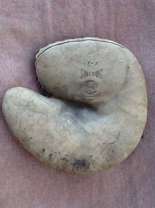 Spalding 7-0 Catchers Mitt Front
