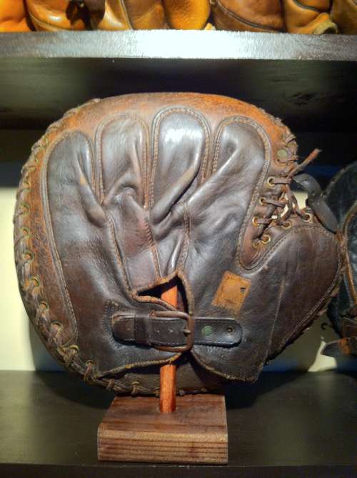 Spalding Buckle Web Catchers Mitt Back