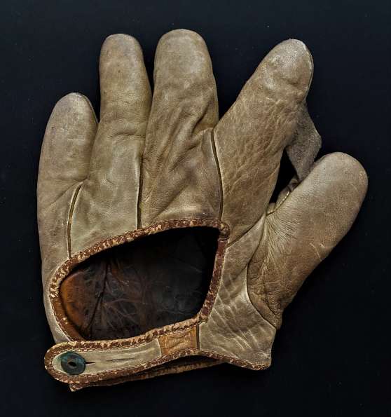 Doc Lavan's Game-Used Spalding 1 Inch Web Glove Back