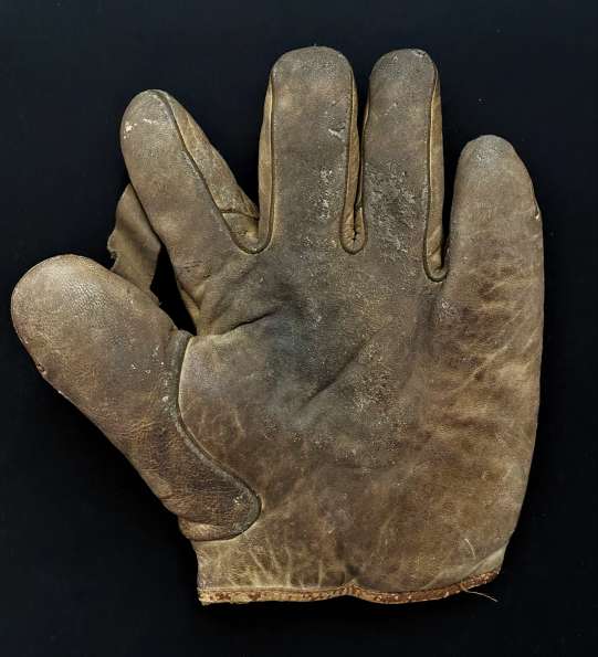Doc Lavan's Game-Used Spalding 1 Inch Web Glove Front