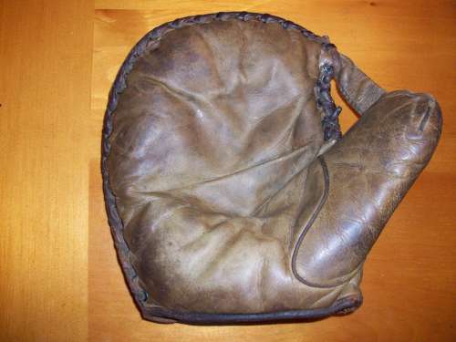 Thomas E. Wilson 1 Inch Web Basemitt Front