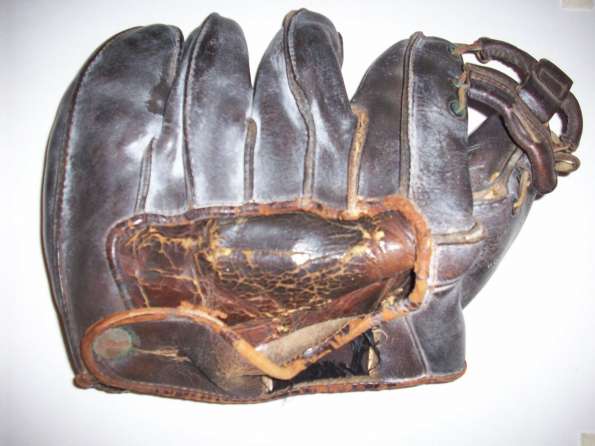 Wilson Outward Seams Glove Back