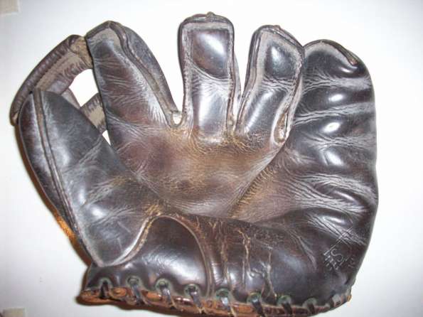 Wilson Outward Seams Glove Front