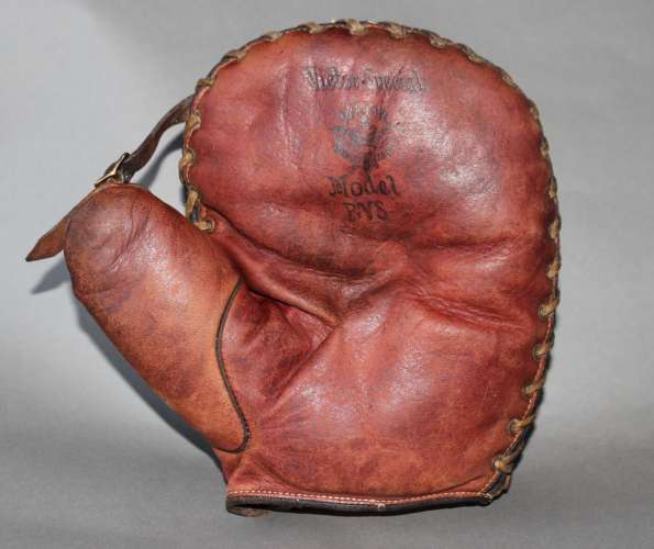 Victor, Wright & Ditson Special Basemitt Front
