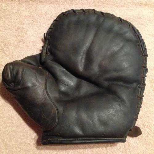 Victor, Wright & Ditson Basemitt Front