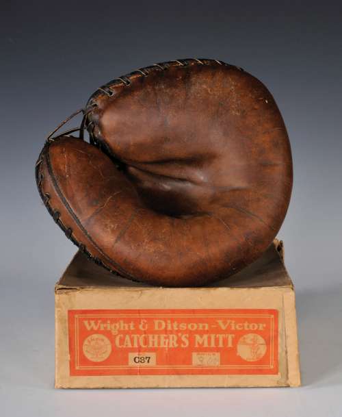 Victor, Wright & Ditson C37 Catchers Mitt Front