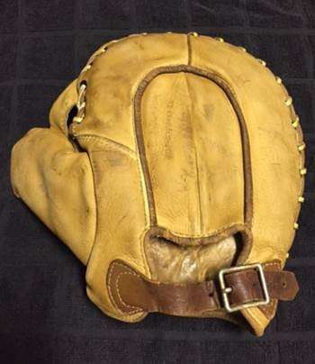Victor, Wright & Ditson VML Basemitt Back