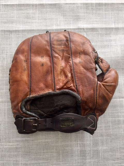 Victor, Wright & Ditson Basemitt Back