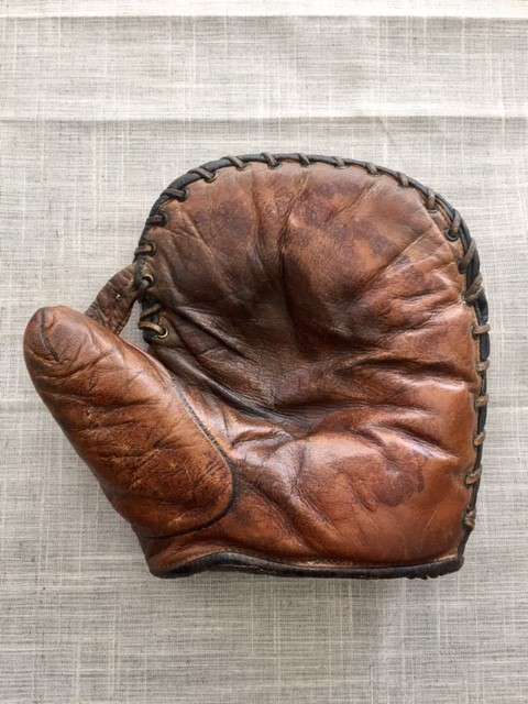 Victor, Wright & Ditson Basemitt Front