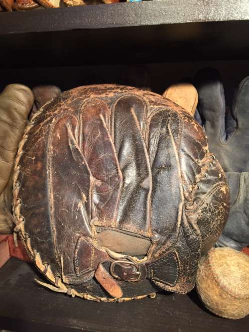 Des Moines 90 Catchers Mitt Back