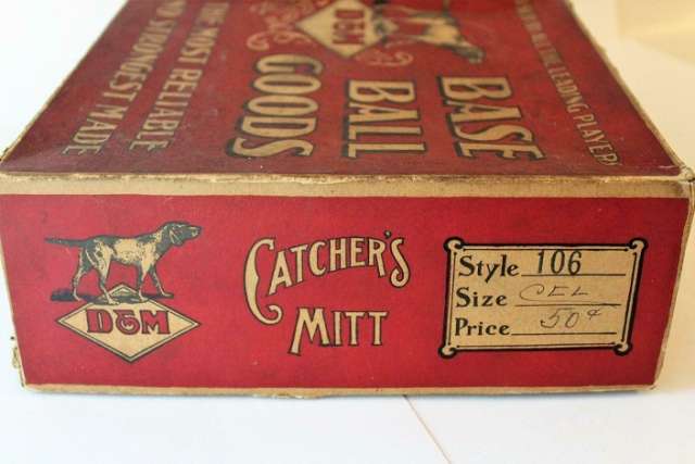D&M 106 Catchers Mitt Box