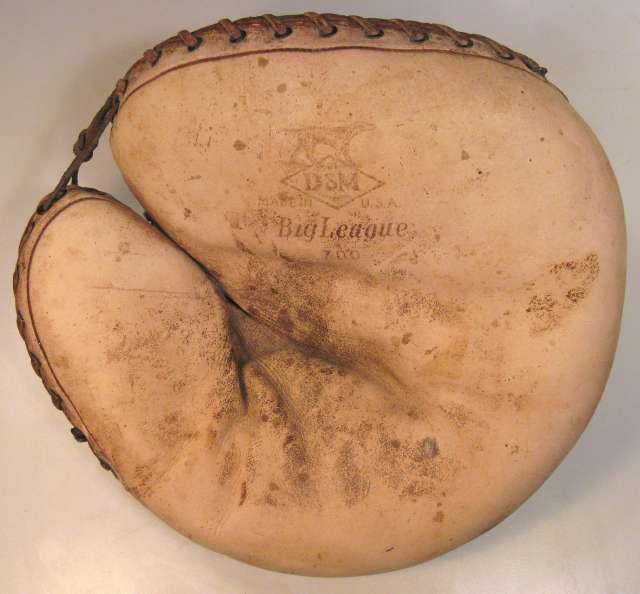 D&M 700 Big League Decker Patent Catchers Mitt Front