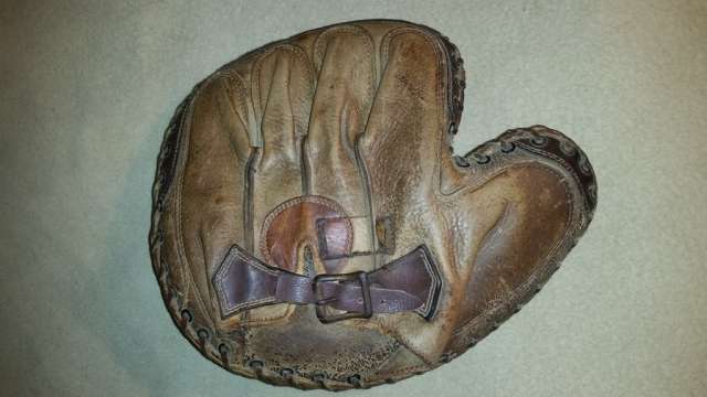 D&M 703 Catchers Mitt Back