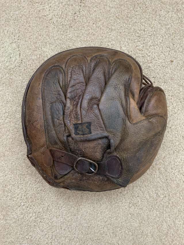 D&M Adjustable Heel Catchers Mitt Back