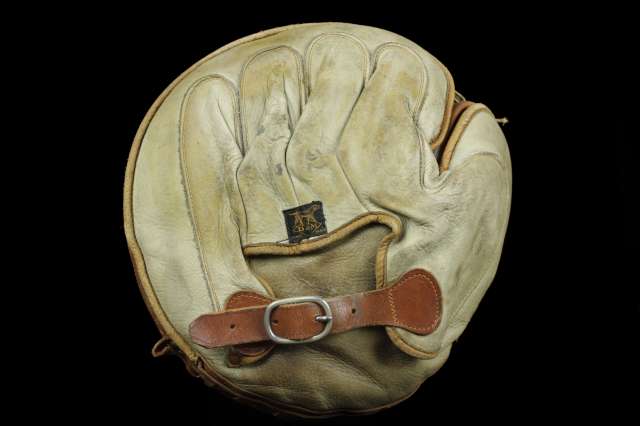 D&M Adjustable Heel Catchers Mitt Back