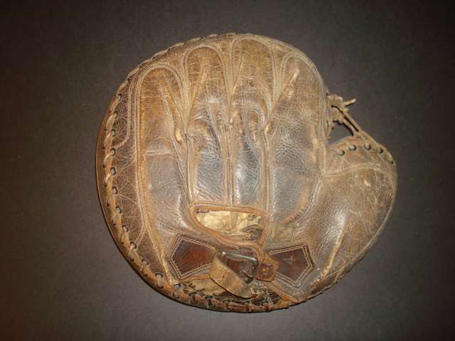 D&M Catchers Mitt Back