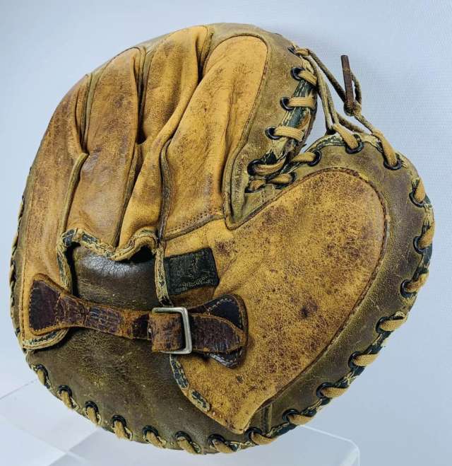 D&M Catchers Mitt Back