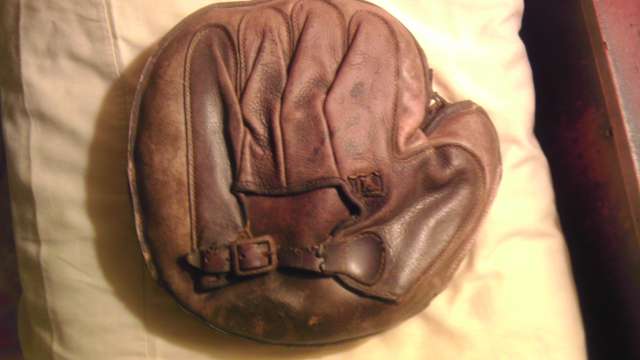 D&M Catchers Mitt Brown Back