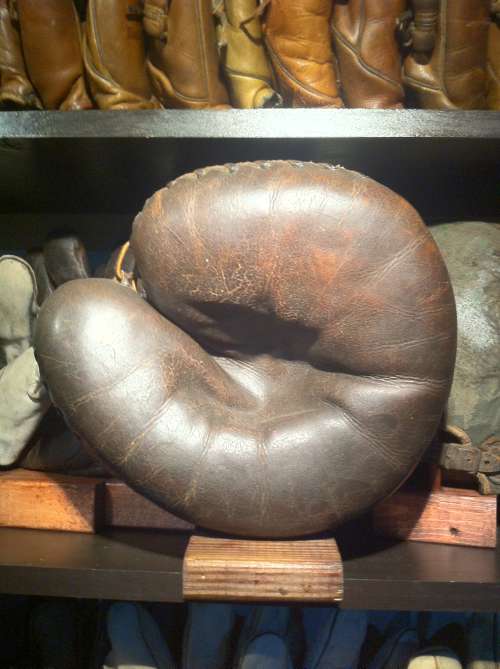 D&M Catchers Mitt Dark Front