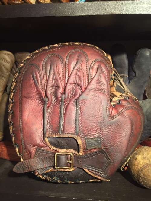 D&M Catchers Mitt Tall Back