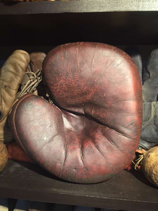 D&M Catchers Mitt Tall Front