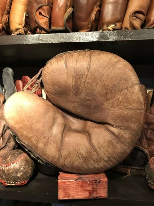 Luke Sewell D&M Catchers Mitt Front