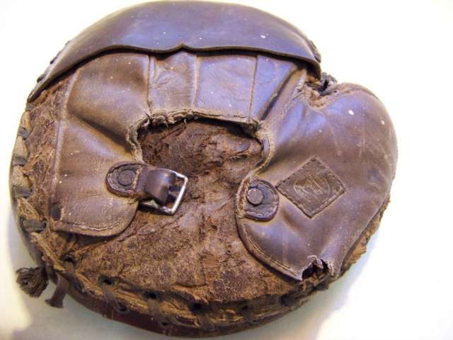 Early 1900's A.J. Reach Decker Patent Crescent Catchers Mitt Back