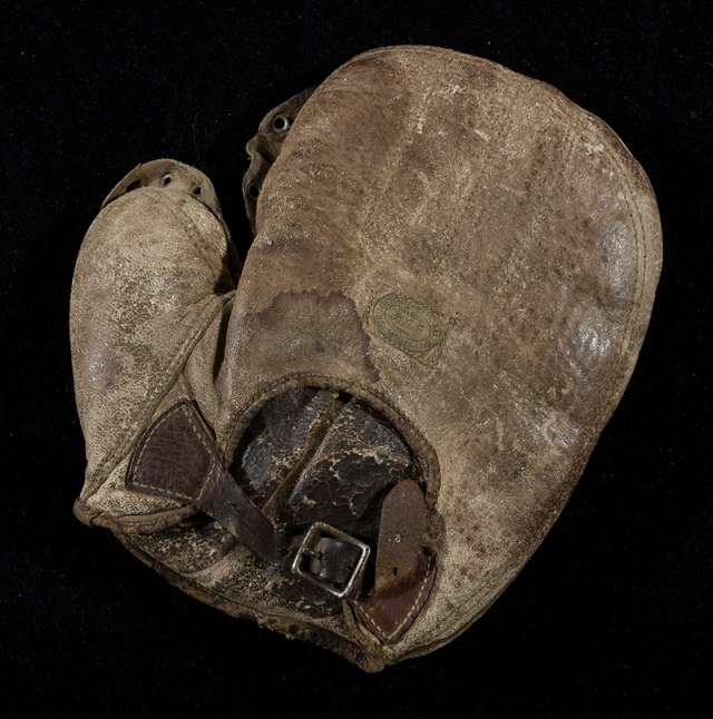 Early 1900's Bridgeport Gun Implement Co. Crescent Basemitt Lefty Back