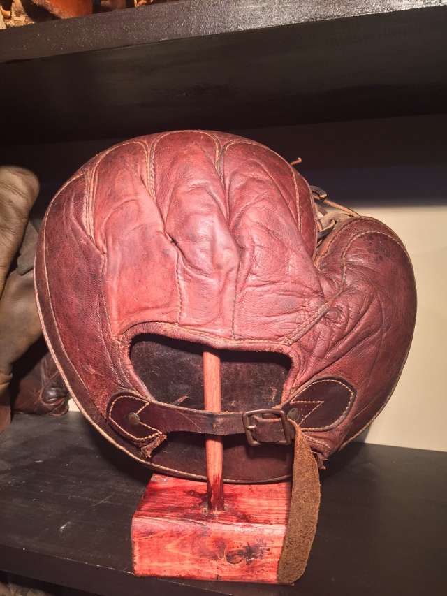 Early 1900's Ratsch Peerless Crescent Catchers Mitt Light Brown Back