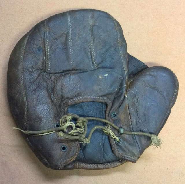 Early 1900's Crescent Pad Basemitt Back 1