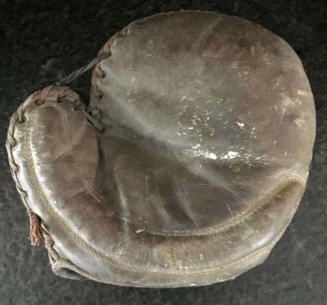 Early 1900's Spalding Crescent Basemitt Front