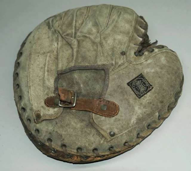 Early 1900's Spalding Crescent Catchers Mitt Back