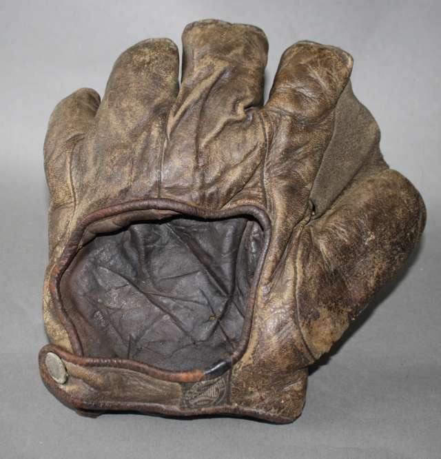 Early 1900's Spalding Flat Top Crescent Glove Back