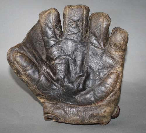 Early 1900's Spalding Flat Top Crescent Glove Front