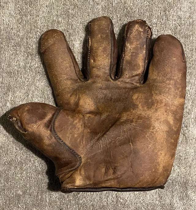 Spalding Webless Glove Front