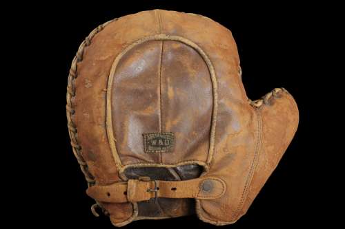 Early 1900's Wright & Ditson Crescent Basemitt Back