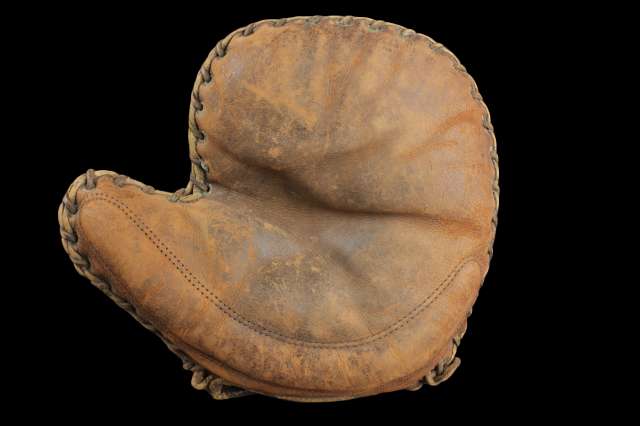 Early 1900's Wright & Ditson Crescent Basemitt Front