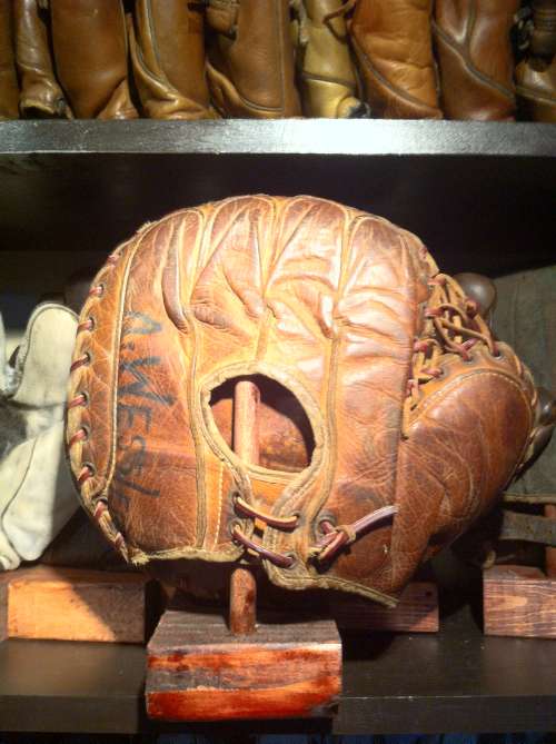 Globe G47 Catchers Mitt Back