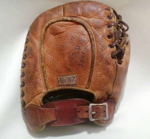 Alex Hooks Ken Wel Basemitt Back